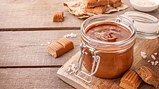 Karamel se smetanou se hodí i na pln�ní r�zných mou�ník�.