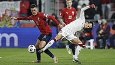 Patrik Schick v souboji o mí� s Mikkelem Damsgaardem.