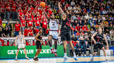 Speedy Smith zakon�uje p�es Jaquana Lawrence.