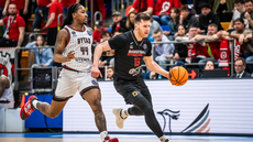 Speedy Smith nahání Ond�eje Sehnala.