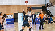 Marina Ewodová st�ílí trojku.