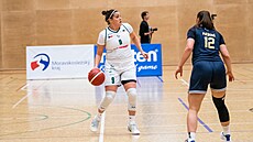 Michaela Vacková vymý�lí, komu poslat mí�.