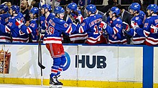 Jaroslav Cmela� se raduje se st�ída�kou z branky.