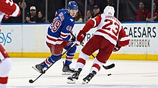 Jaroslav Chmela� hledá cestu s pukem p�es Lucase Raymonda.