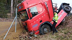 Kamion na dálnici D3 prorazil svodidla a p�evrátil se na bok. (1. dubna 2026)