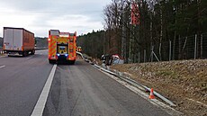 Kamion na dálnici D3 prorazil svodidla a p�evrátil se na bok. (1. dubna 2026)