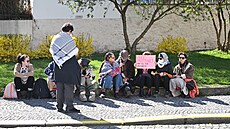 N�kolik lidí p�i�lo vyjád�it podporu zadr�enému p�ed Okresní soud v...