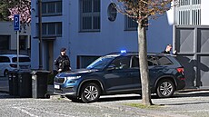 �alobce �ádal vazbu pro obvin�ného z útoku na zbrojovku. Soud souhlasil. (6....