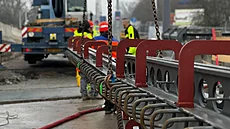 Nedaleko enteria areny v Pardubicích kon�í dlouhá oprava mostu Pavla Wonky. Ta...