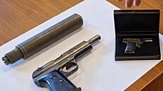 Nejmen�í sériov� vyráb�ná samonabíjecí pistole na sv�t� Kolibri rá�e 2,7 mm a...