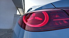 ... i v zadních lampách.