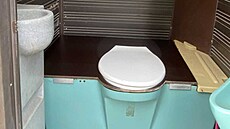 Hrad Bezd�z má nové klasické toalety. Spla�ky z chemických záchod� u� nebudou...