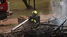 Hasi�i i média sice dokola varují p�ed vypalováním starých trávník� nebo klestí...