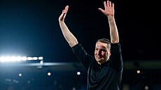 Spar�anský trenér Brian Priske kyne fanou�k�m po vít�zném utkání v lize nad...