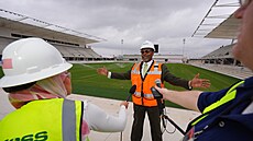 Starosta m�ste�ka Mansfieldu v Texasu Michael Evans  p�edstavuje stadion, který...
