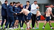 Radost pardubických fotbalist� na Dukle, v �ele trenér Jan Trousil.