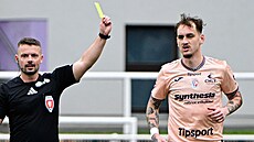 Sudí Pavel Orel napomíná pardubického úto�níka Filipa Vechetu v zápase na...