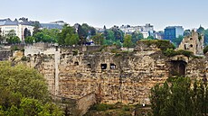 K Lucemburku pat�í i hradby a pevnostní systém Casemates du Bock zapsaný na...
