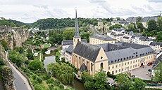 Z vyhlídky Chemin de la Corniche na skalnatém kopci zvaném Bock je vskutku...