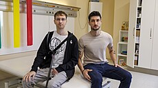 René Slezák (vpravo) si t�ce zranil mozek po pádu ze schod�. Po roce op�t...