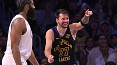 Luka Don�i� oslavuje ko� ve druhém polo�ase utkání proti Cleveland Cavaliers.