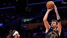 Luka Don�i� (Lakers) st�ílí p�es Maxe Struse v utkání proti Cleveland Cavaliers.