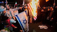 Írán�tí provládní demonstranti v Teheránu pálí americké a izraelské vlajky po...