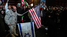 Írán�tí provládní demonstranti v Teheránu pálí americké a izraelské vlajky po...