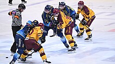 Momentka ze t�etího zápasu finálové série 1. hokejové ligy mezi Zlínem a...
