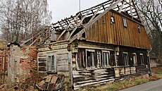 Pry� je st�echa a bortí se zdivo, nebude trvat dlouho a z likérky v Horních...