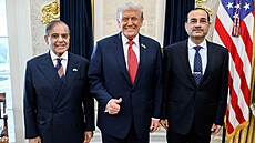 Pakistánský premiér �ahbáz �aríf (zleva) a armádní generál Asim Munir na...