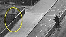 Hlídka p�erovských strá�ník� se pokou�ela s �enou stojící za zábradlím mostu...