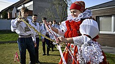 Chlapci, kte�í letos pojedou Jízdu král� ve Vl�nov�, obcházejí na Velikono�ní...