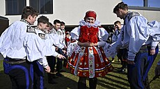Chlapci, kte�í letos pojedou Jízdu král� ve Vl�nov�, obcházejí na Velikono�ní...