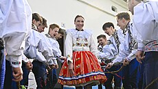Chlapci, kte�í letos pojedou Jízdu král� ve Vl�nov�, obcházejí na Velikono�ní...