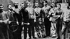 Brat�i Antonín (�tvrtý zleva) a Tomá� (pátý zleva) Ba�ové mezi svými d�lníky