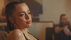 Shiloh Jolie v hudebním videoklipu What�s a Girl to Do od k-popové zp�va�ky...