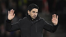 Kou� Arsenalu Mikel Arteta b�hem �tvrtfinále FA Cupu proti Southamptonu.
