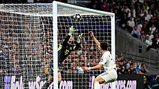 Branká� Bayernu Manuel Neuer se sna�í zabránit gólu v utkání s Realem.