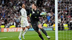 Branká� Bayernu Manuel Neuer v utkání s Realem Madrid ve �tvrtfinále Ligy...