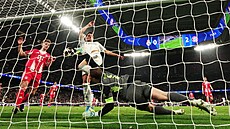Branká� Bayernu Manuel Neuer se sna�í zabránit gólu v utkání s Realem Madrid.