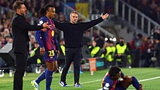 Rozzlobený barcelonský kou� Hansi Flick b�hem utkání s Atlétikem.