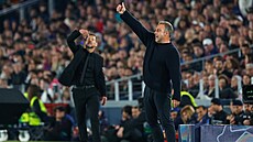 Barcelonský kou� Hansi Flick b�hem utkání s Atlétikem.