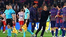 Barcelonský kou� Hansi Flick se po porá�ce s Atlétikem sna�í uklidnit své...