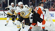 Pavel Zacha (18) z Boston Bruins v zápase s Philadelphia Flyers, vedle n�j...