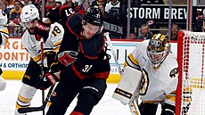 Pavel Zacha (18) z Bostonu se pokou�í zastavit Andreje Sve�nikova (37) z...