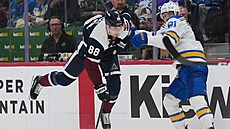 Martin Ne�as i(vlevo) z Colorado Avalanche ve vzduchu v souboji s Dylanem...