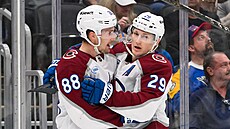 Martin Ne�as (88) a Nathan MacKinnon (29) z Colorado Avalanche oslavují trefu.