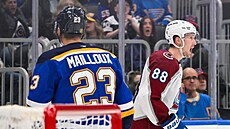Martin Ne�as (88) z Colorado Avalanche se raduje z gólu v zápase se St. Louis...