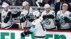 Jared McCann (19) slaví gól se spoluhrá�i ze Seattle Kraken.